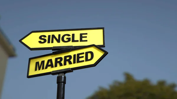 Una Señal Tráfico Con Palabras Solteras Casadas Imagen —  Fotos de Stock