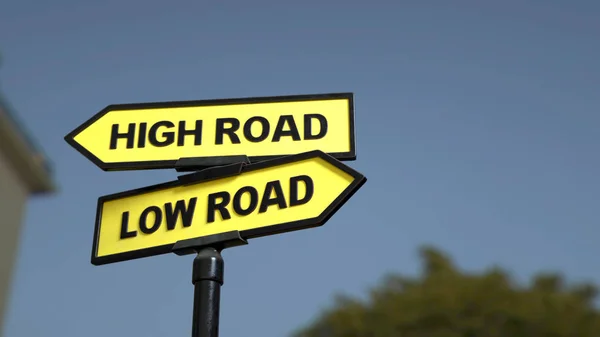 Een Verkeersbord Met High Road Low Road Woorden Afbeelding — Stockfoto