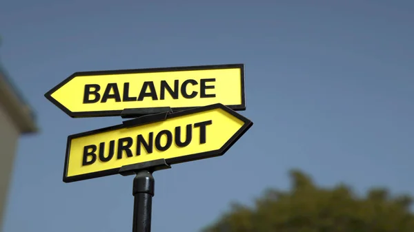 Een Verkeersbord Met Evenwicht Burnout Woorden Afbeelding — Stockfoto