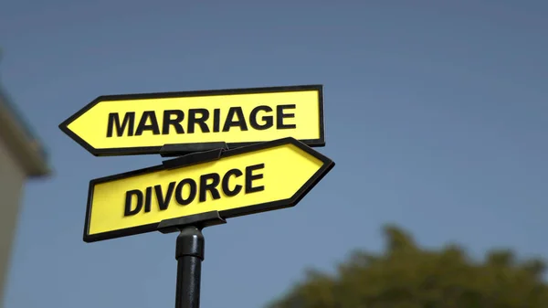 Vägskylt Med Äktenskap Skilsmässa Ord Bild — Stockfoto