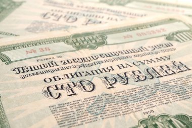 Banknot devlet bond 1950 yılında SSCB yüz ruble. Sığ derinlik-in tarla