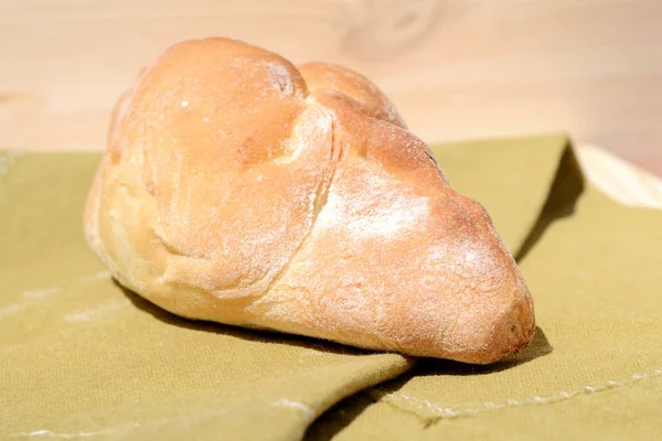 Açık renkli karşısında taze pişmiş topuz