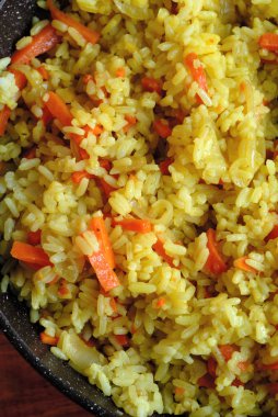Lezzetli pilav bir tavada pişirilir. Yukarıdan görüntülemek