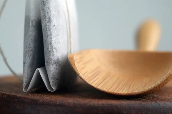 Çay poşeti ve bira önce bir tahta kaşık. Sığ derinlik-in tarla