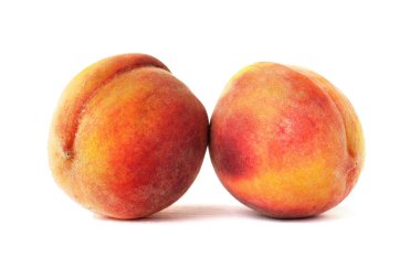 Tasarım için beyaz arka plan üzerinde taze şeftali çifti