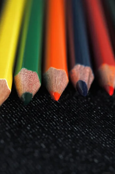 Renkli kalemler koyu arka planı portre üzerinde. Sığ derinlik-in tarla