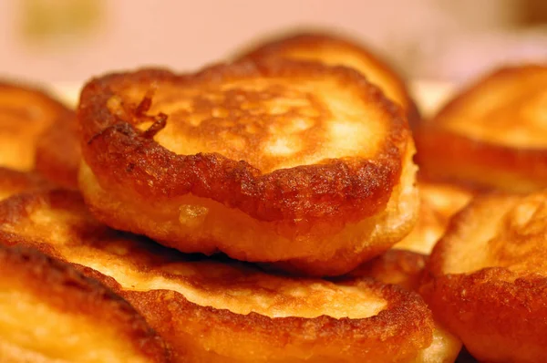 Ev yapımı krep yerken üzerine bir tabak portre. Sığ derinlik-in tarla