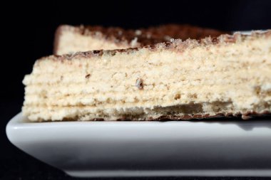 Gofret kek üzerine bir tabak portre dilim. Sığ derinlik-in tarla