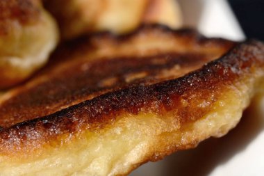 Ev yapımı krep yerken üzerine bir tabak portre. Sığ derinlik-in tarla