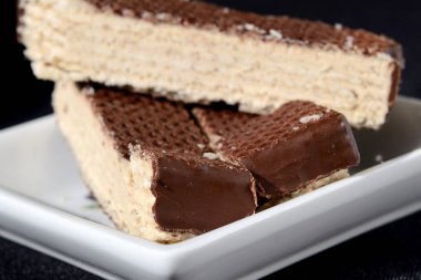 Gofret kek parçaları buzlanma ile kaplı. Sığ derinlik-in tarla