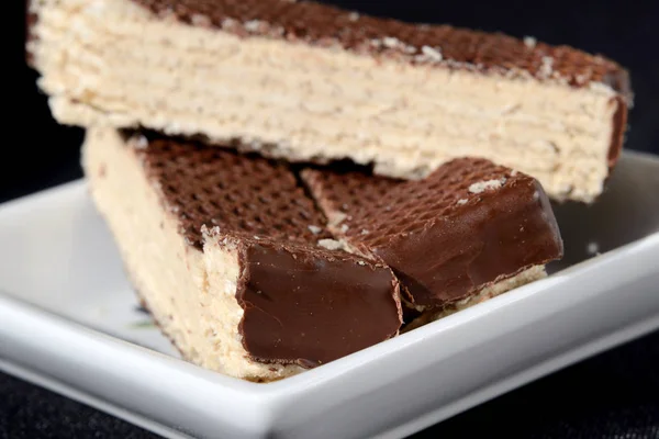 Gofret kek parçaları buzlanma ile kaplı. Sığ derinlik-in tarla