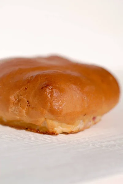 Frisch Gebackenes Patty Auf Hellem Hintergrund Nahaufnahme Geringe Schärfentiefe — Stockfoto