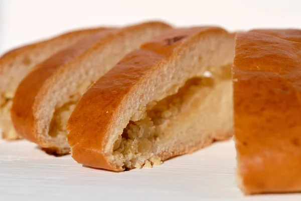 Tarta Rellena Con Guisantes Cortados Trozos Primer Plano Profundidad Superficial — Foto de Stock