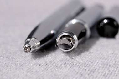 Açık renkli portre üzerinde yazmak için kalem kümesi. Sığ derinlik-in tarla