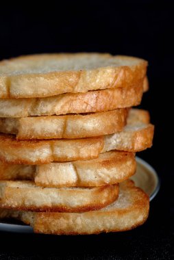 Beyaz ekmek bir plaka üzerinde bir yığın yığın. Sığ derinlik-in tarla