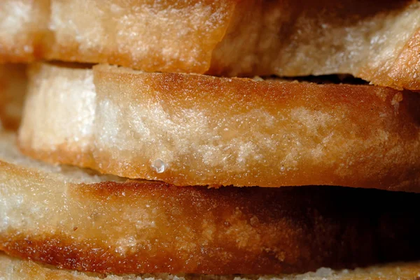 Beyaz bir yığın closeup ekmek tost. Sığ derinlik-in tarla