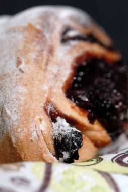 Buzlu reçeli pasta portre. Sığ derinlik-in tarla