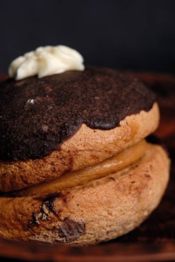 Ceviz dolgulu kek ile çikolata sosu dökülür. Sığ derinlik-in tarla