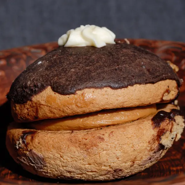 Gâteau avec garniture aux noix et glaçage au chocolat dans une assiette — Photo