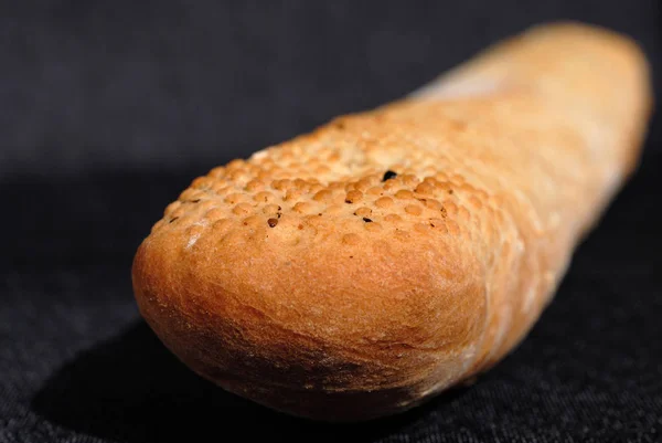 法国面包新鲜出炉的特写镜头。浅景深 — 图库照片