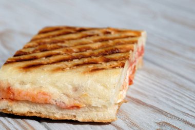 Peynir ve sosis closeup ile dilim tost. Sığ derinlik-in tarla