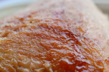 Kızarmış kabuk closeup ile tavuk. Sığ derinlik-in tarla