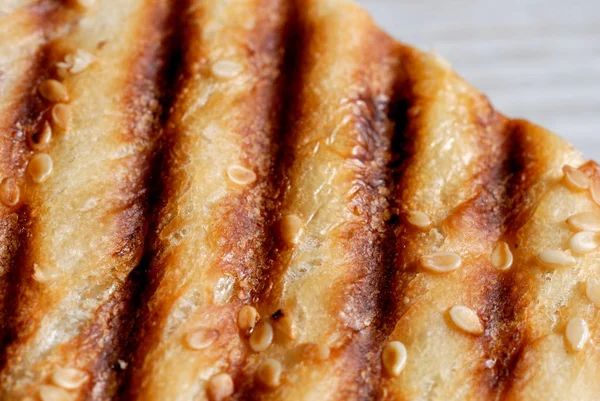 Gegrillter Toast bestreut mit Sesam von oben Nahaufnahme. shal — Stockfoto