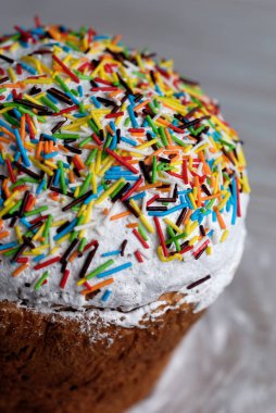 Fudge ve sos ile Paskalya pastası ziyafet için hazırlanmıştır. Şal