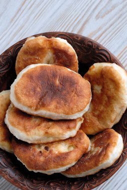 Bir seramik çanak üst görünümünde Patates turta