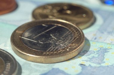 Euro sikke ve farklı değer faturaları. Sığ alan derinliği