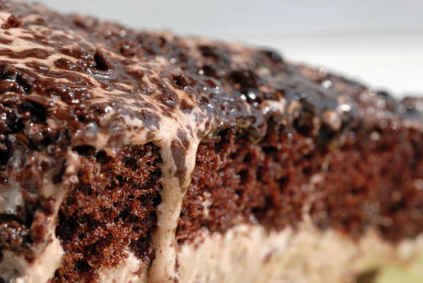 Шоколадный торт со сливками крупным планом — стоковое фото