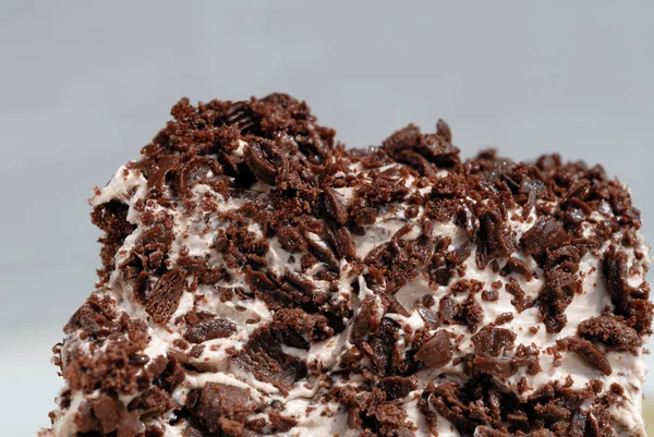 Çikolata parçacıkları serpilir krema dolgulu kek