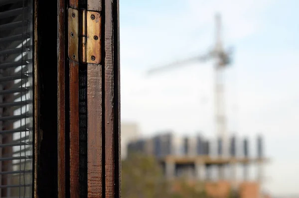 Bir şantiyenin arka planında açık balkon çerçevesi