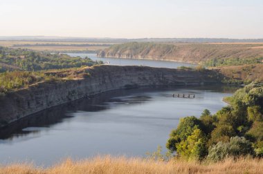 Sarp kıyılar arasında dolambaçlı bir nehir görünümü