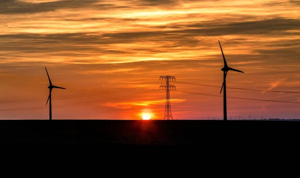 Podpora Vysokého Napětí Siluety Dráty Větrné Turbíny Pozadí Červený Západ — Stock fotografie