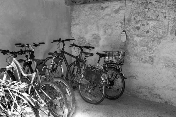 modern bisiklet eski bir ambarda duruyor. zaman kontrast, kavram. siyah beyaz resim