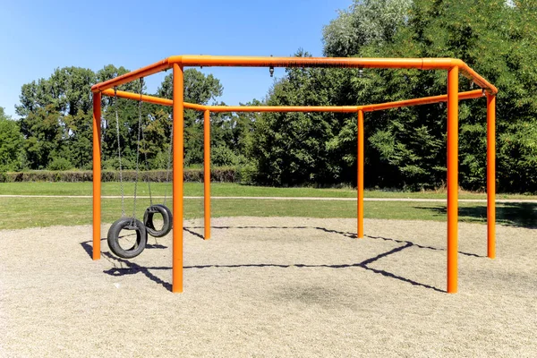 Kinder Attractie Met Autobanden Vorm Van Zwevende Swingt Kettingen — Stockfoto