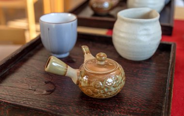 bir dizi ön planda seçici odak ile Japon çay tepsisi