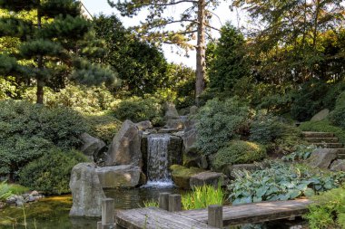 park ahşap geçit ile kuytu bir köşesinde küçük şelale