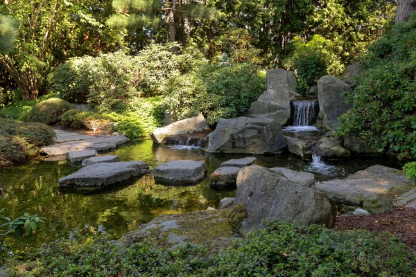 Kleiner Wasserfall Einer Abgelegenen Ecke Des Parks — Stockfoto