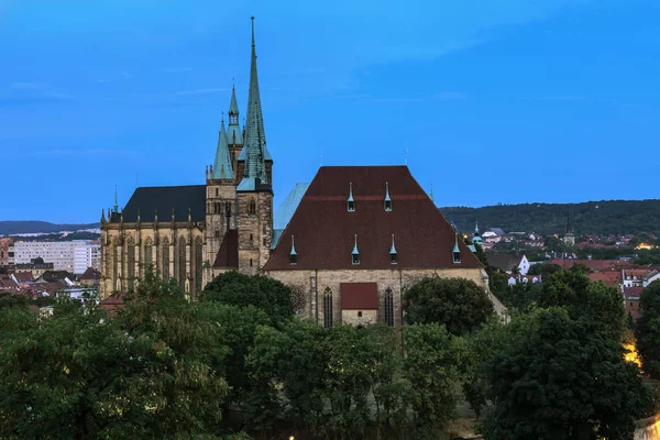 Katholieke Kathedraal Schemering Torenhoog Boven Stad — Stockfoto