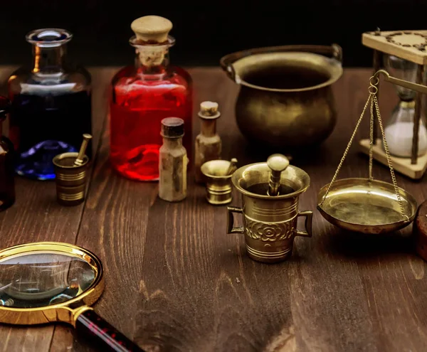 小道具の古い薬局がフォア グラウンドで選択的なフォーカスを持つテーブルに展示 — ストック写真