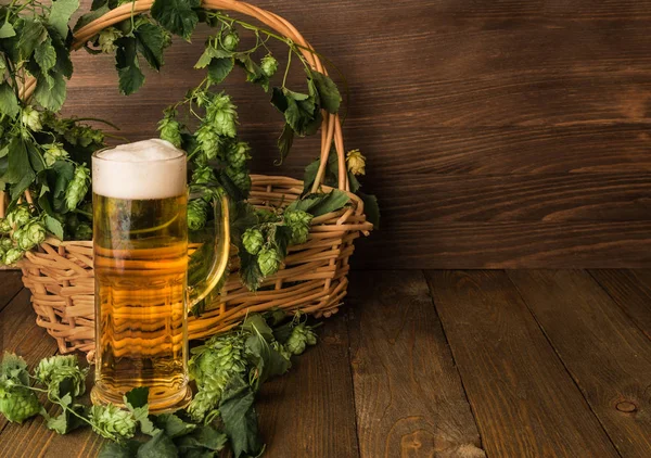 Bodegón Imagen Vaso Cerveza Una Cesta Con Hojas Conos Lúpulo — Foto de Stock