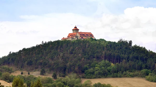 Chevaliers médiévaux château sur une colline — Photo