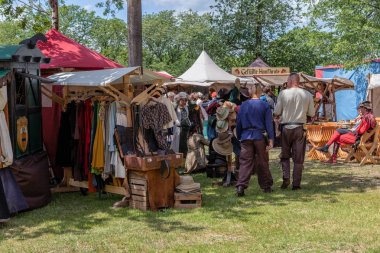 kostümlü ortaçağ fuarı, yarı antika eşyalar