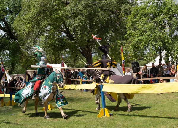 A luta com lança dois cavaleiros montados — Fotografia de Stock