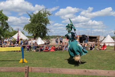 bir mızrak ile atlı şövalye