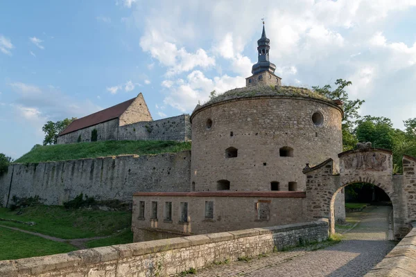 Tours et bastions d'un château médiéval — Photo