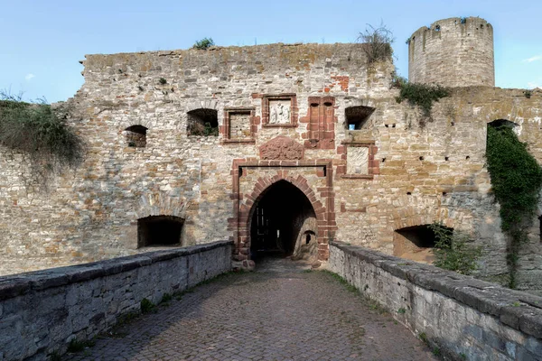 Ruines du château du chevalier avec un pont en pierre à la porte — Photo
