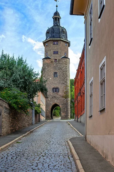 Torre medievale con cancelli passanti — Foto Stock